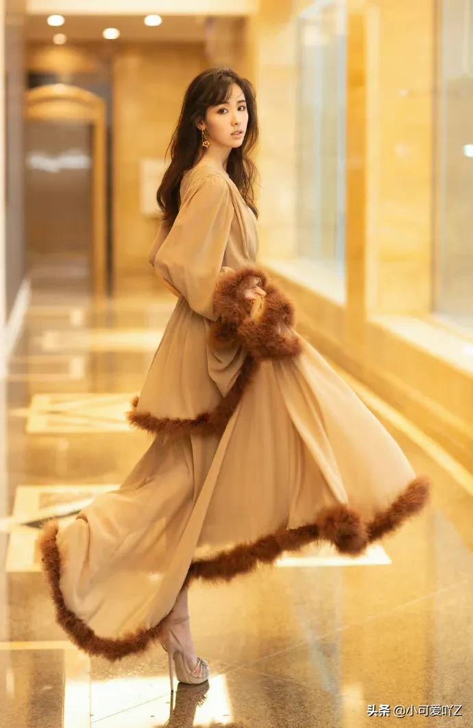 陈都灵，烟熏妆配咖啡色长裙，复古迷人