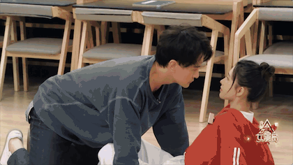 让人舔脚趾，当众凌辱学员，盘点那些令你难以想象的明星恶臭行为