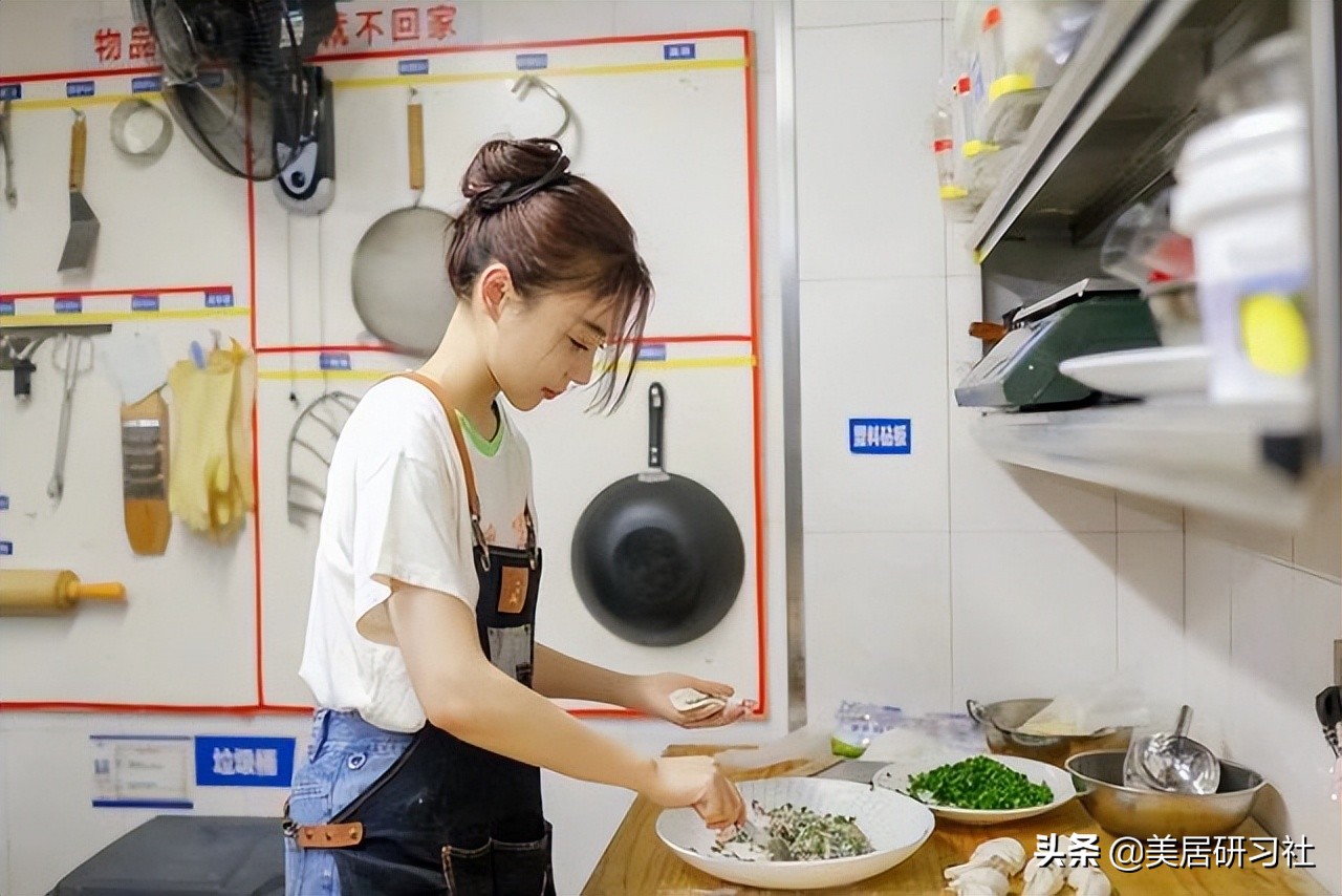 35岁袁姗姗晒出独居生活照，全屋比较凌乱，网友却说：很有烟火味