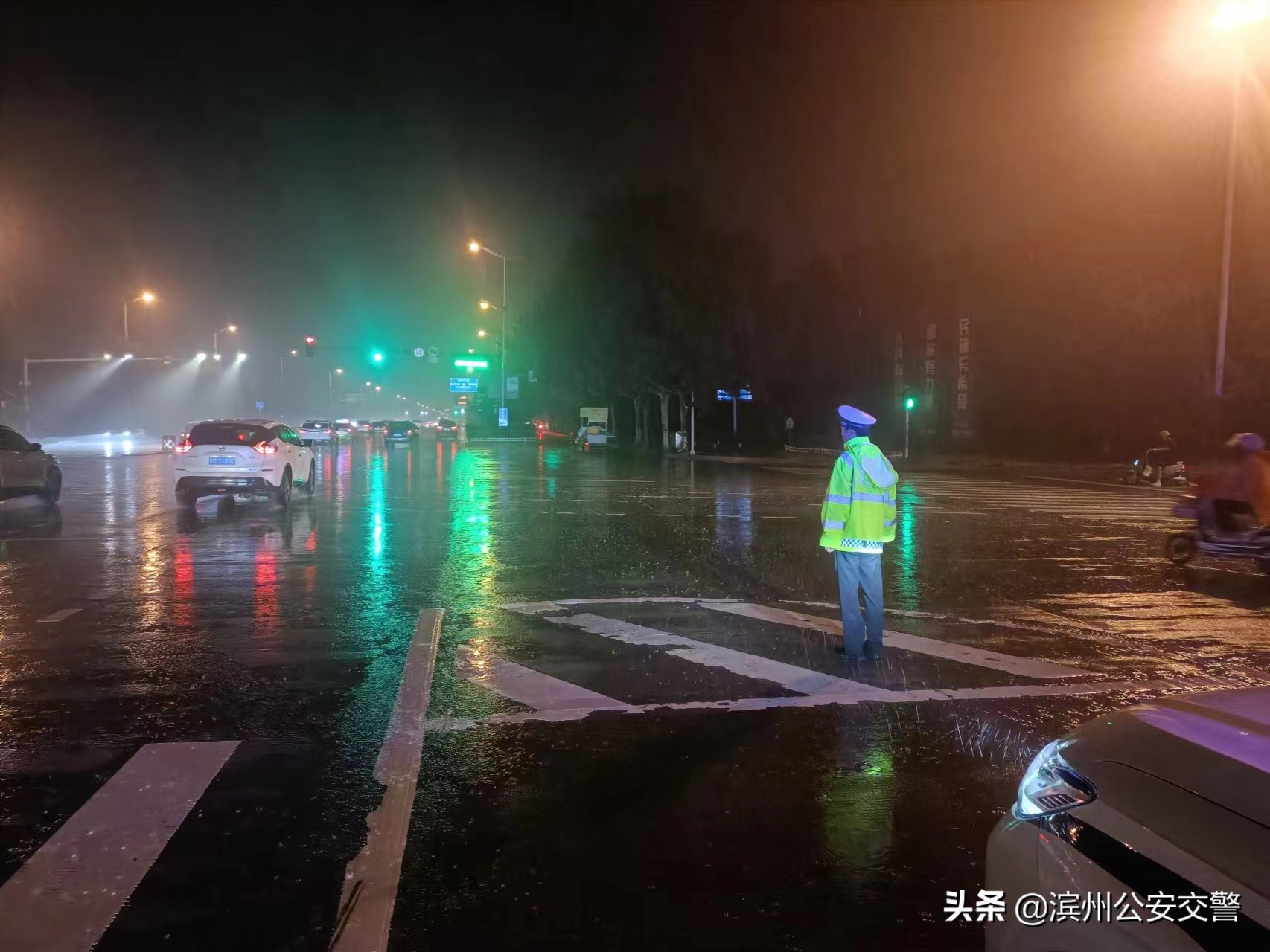 从黑夜到黎明 滨州交警严防死守应对暴雨恶劣天气