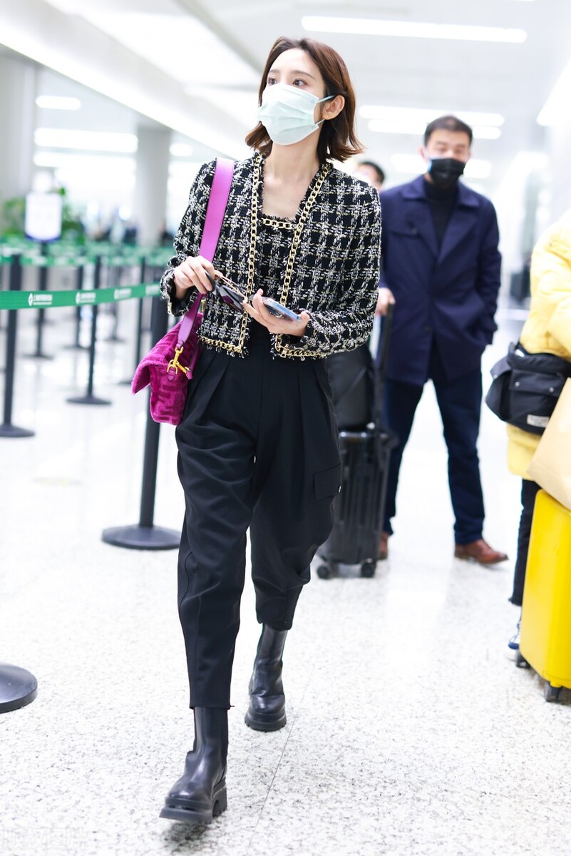 唐艺昕穿乔鸟格粗花呢外套搭配萝卜裤，背粉色法棍包贵气十足