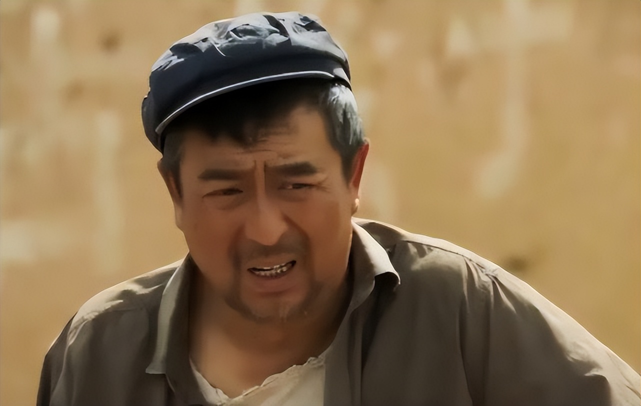在热剧《山海情》中,张嘉译颠覆形象,从成功人士转变为一个普通的陕北