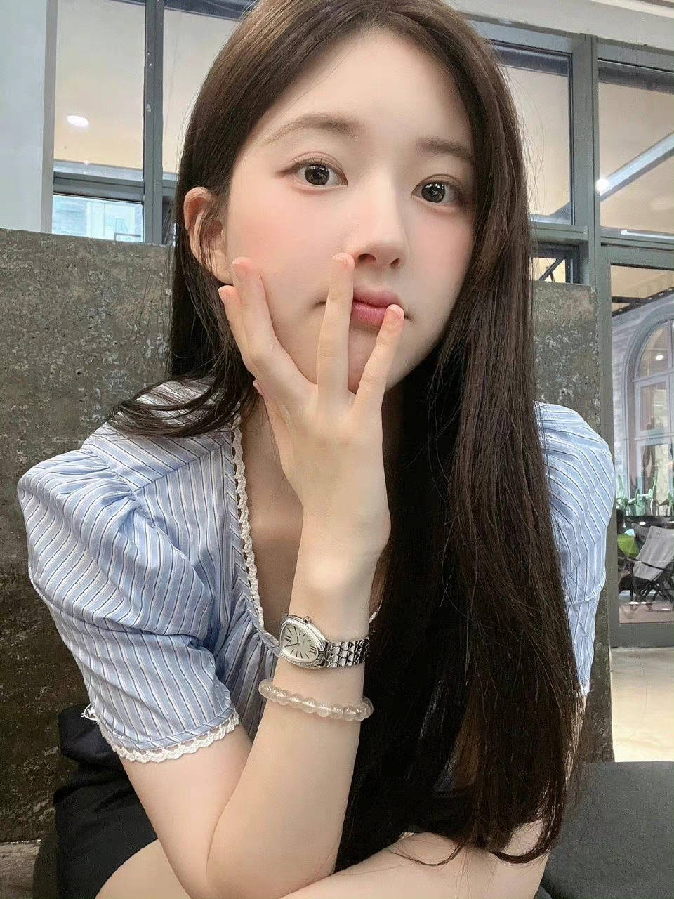 赵露思晒面包房live图随拍 开心吃面包享受假期