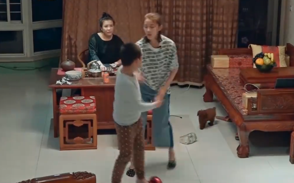 辽宁巨婴：16岁吃饭靠人喂，每天开销过万，开兰博基尼卖手机壳