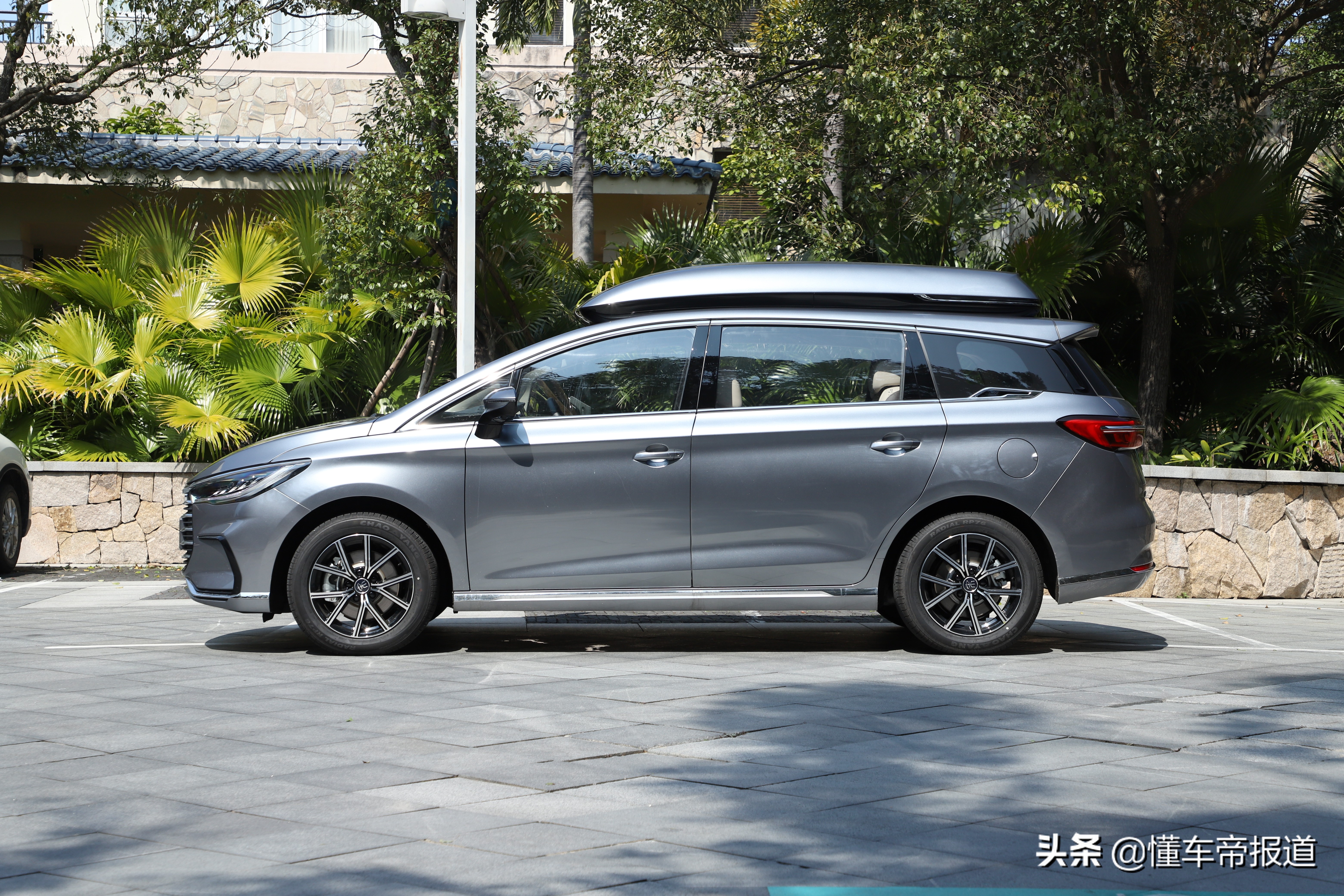 比亚迪宋7座商务车