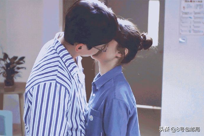 收视第一！刚出道被记者揩油，蛰伏多年终于爆火，今被调侃注孤身