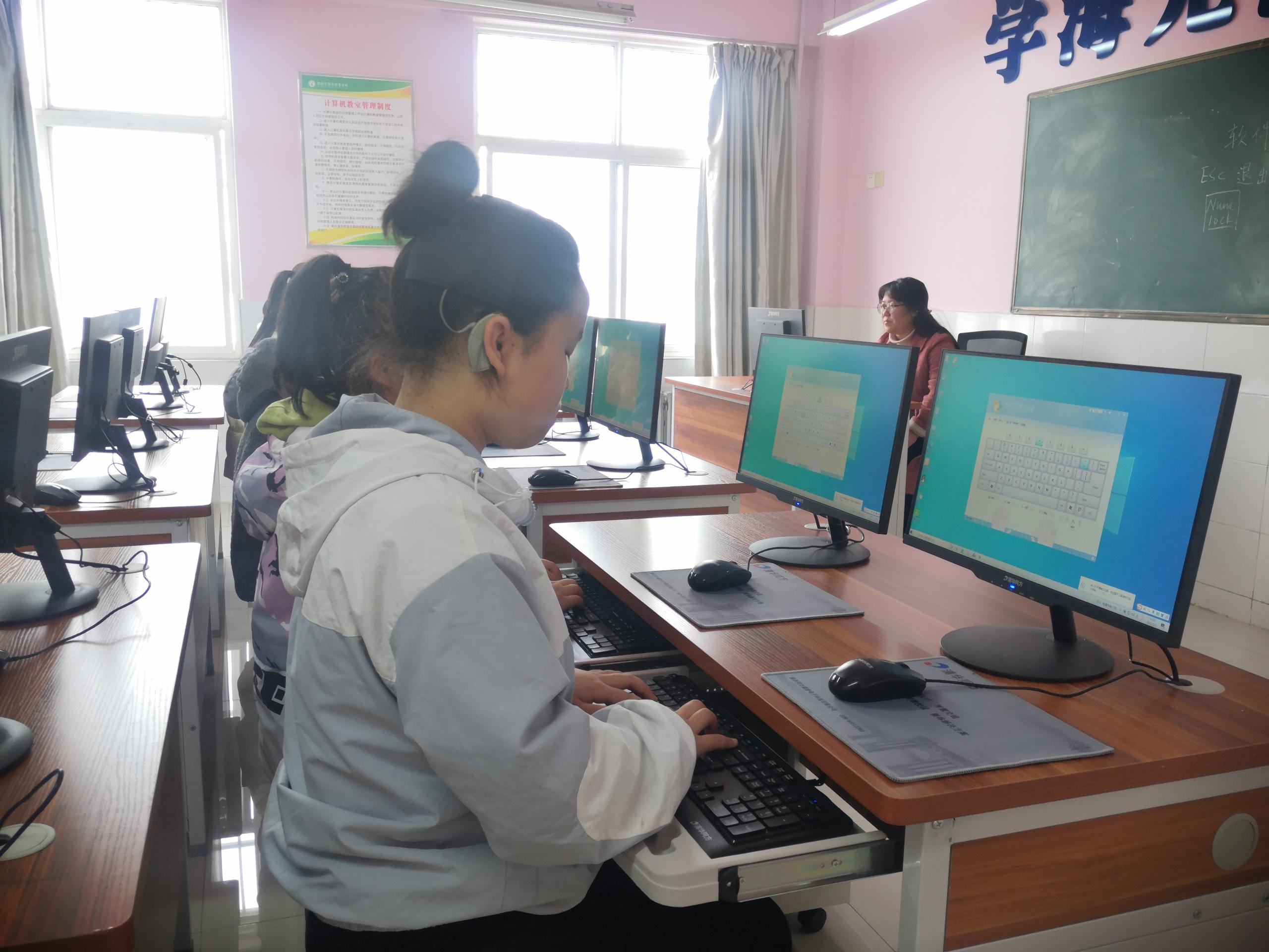 网络连接世界信息沟通心灵渭南市特殊教育学校计算机教室开课啦