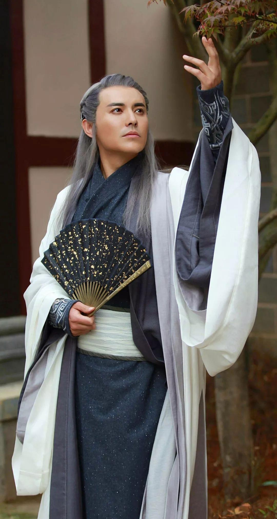 而前不久大热剧《斗罗大陆》里,崔鹏又变成英武狼人素云涛,虽然出场