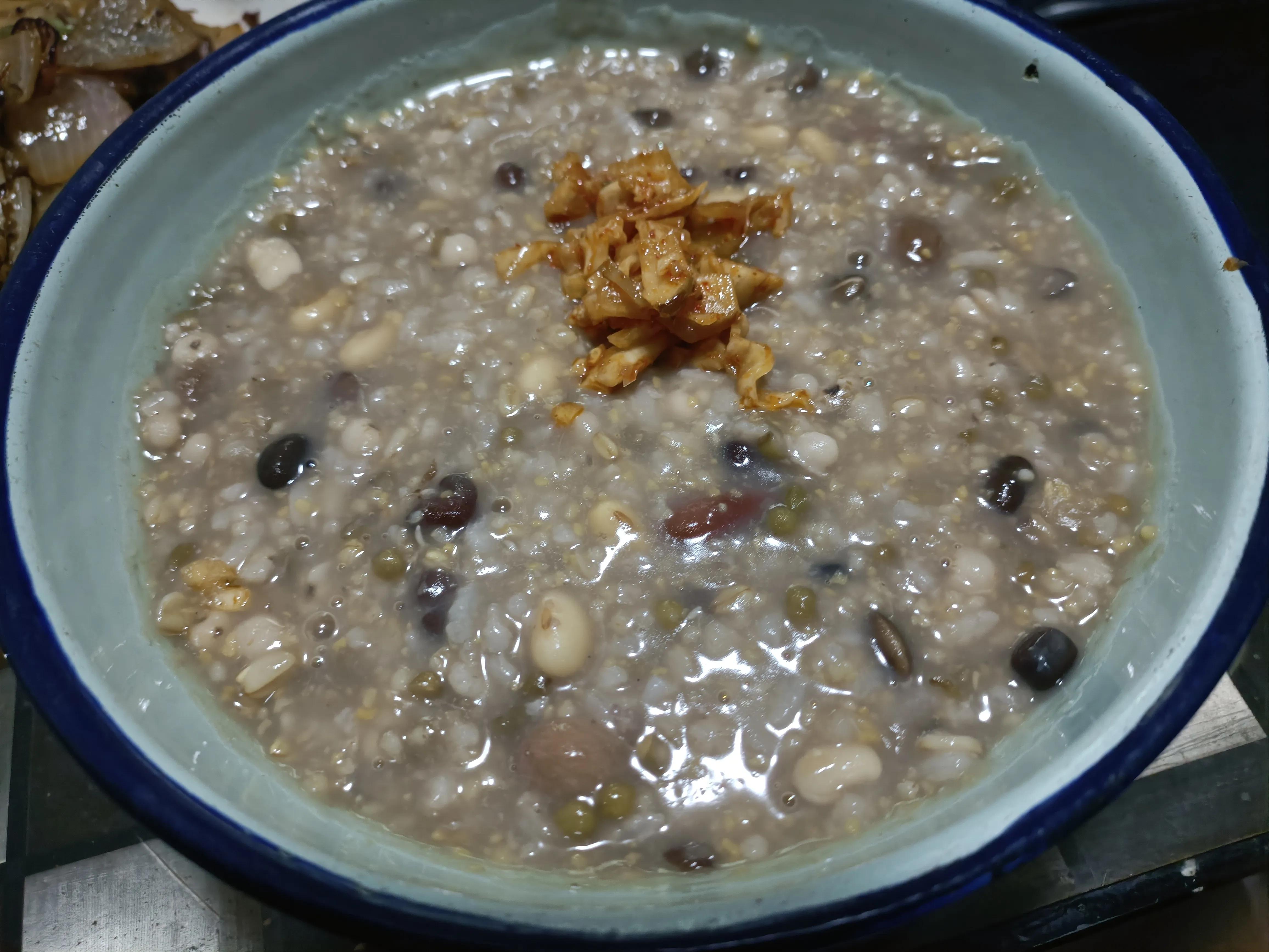 昨天晚上,我就把难煮的薏米糙米,还有红小豆豇豆黄豆绿豆黑豆赤小豆