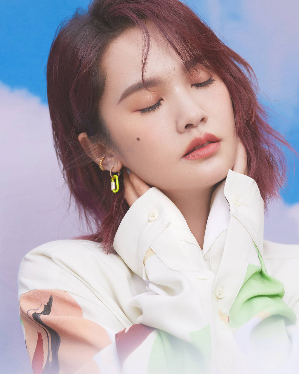 杨丞琳朦胧云上写真曝光 着拼色长衬衫仙气飘逸