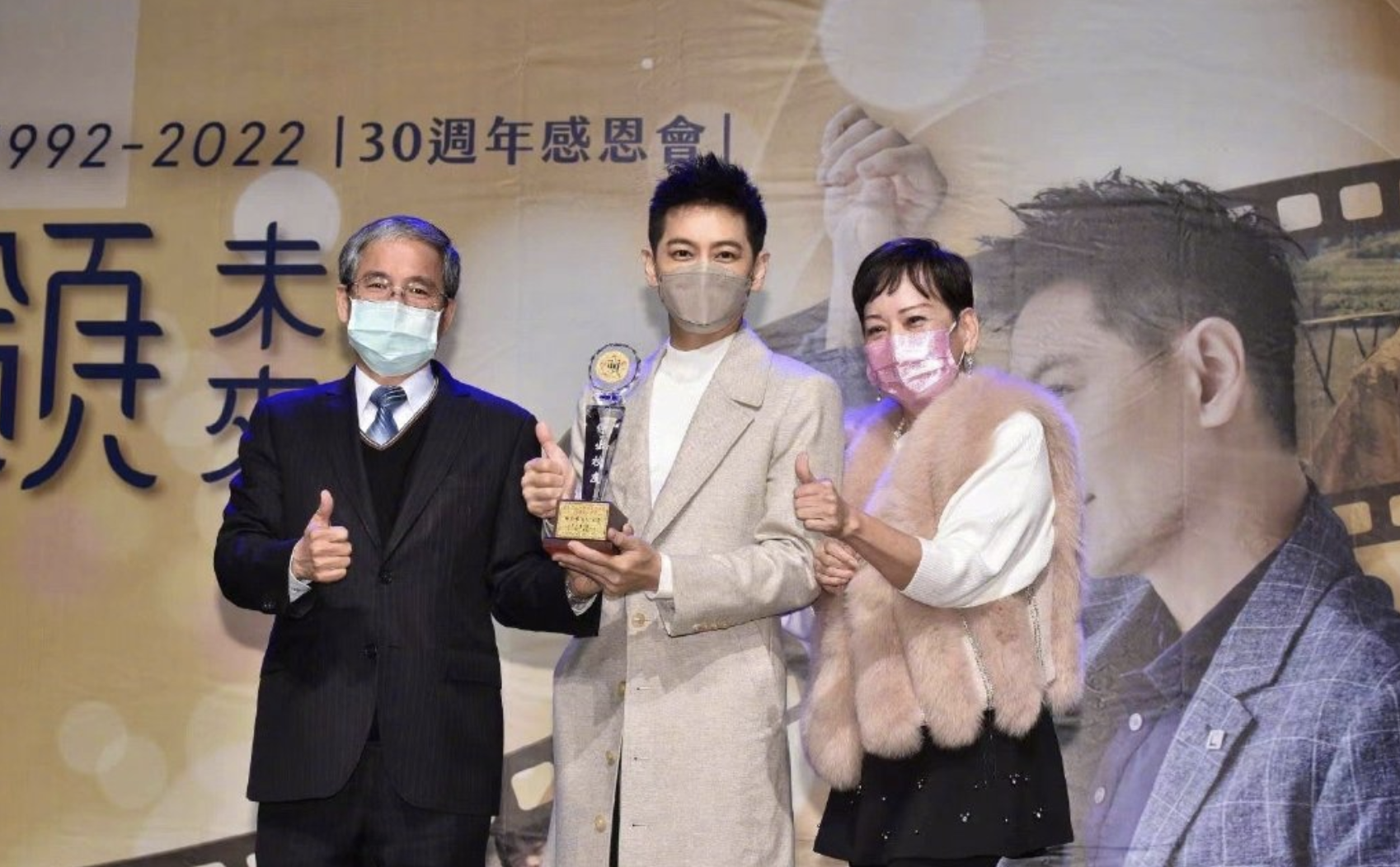 林志颖回母校庆祝出道30周年，学弟学妹们伴舞，站满楼道人气超高