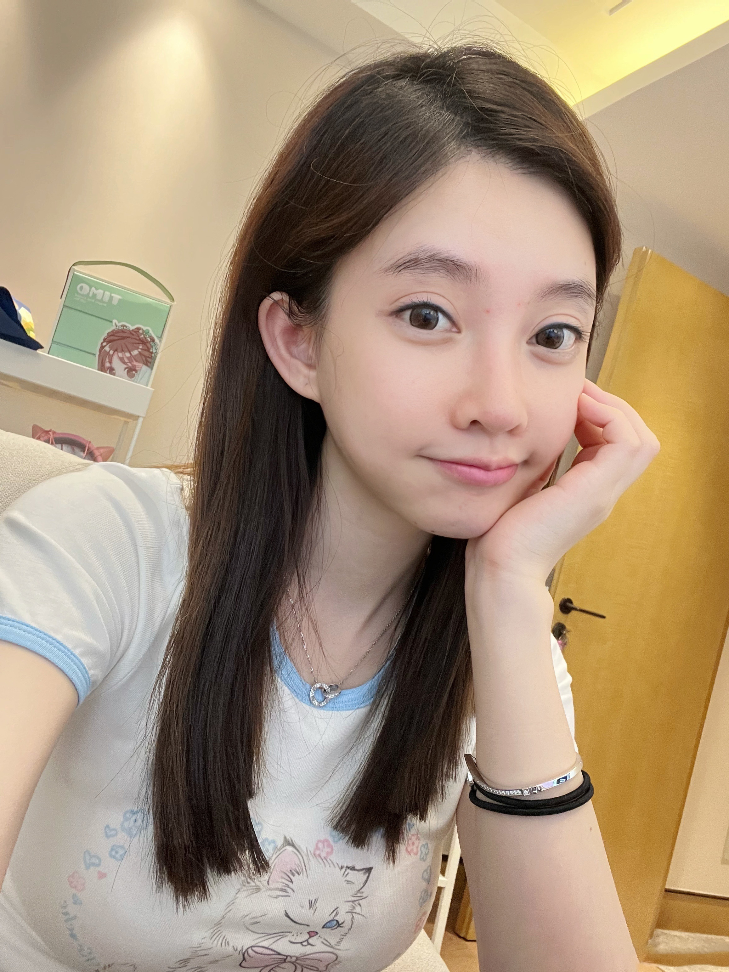 冯提莫素颜照曝光，满脸胶原蛋白痘痘很真实