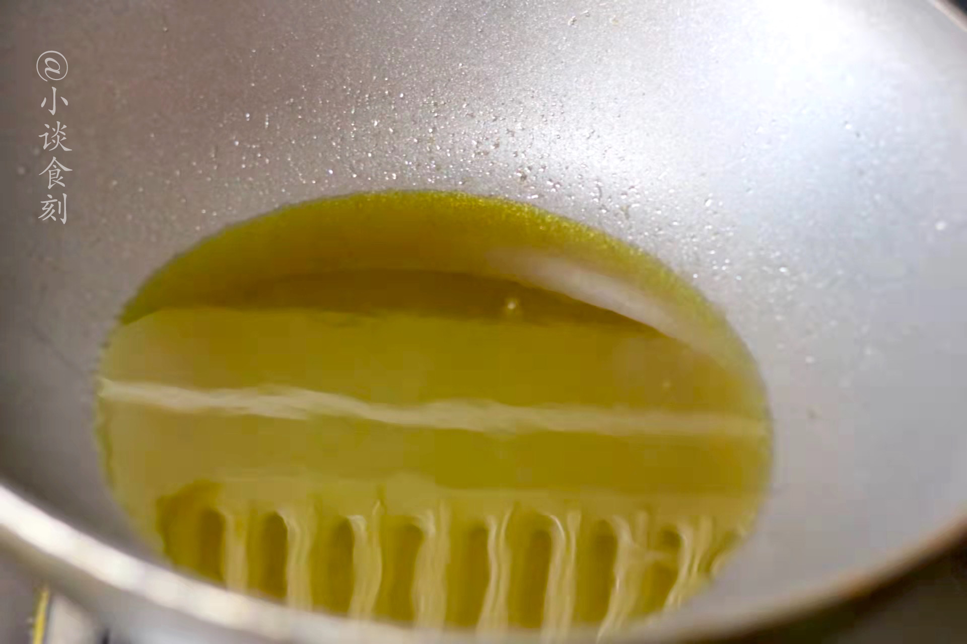 过年吃猪肚别卤了，牢记“1腌2炒3翻”，猪肚嫩滑爽脆，下饭香