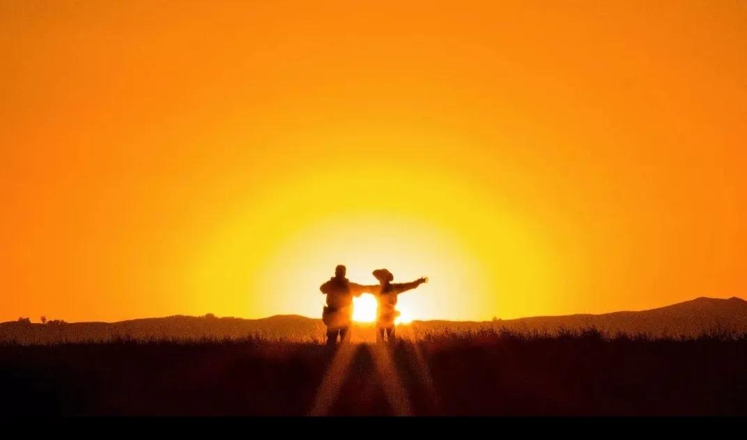 白发老伴美了夕阳美了情