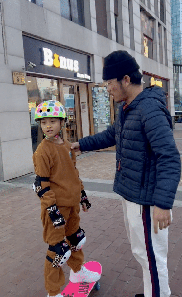 李小璐晒女儿假期生活，甜馨与宠物狗一起卖萌，上小学已经近视