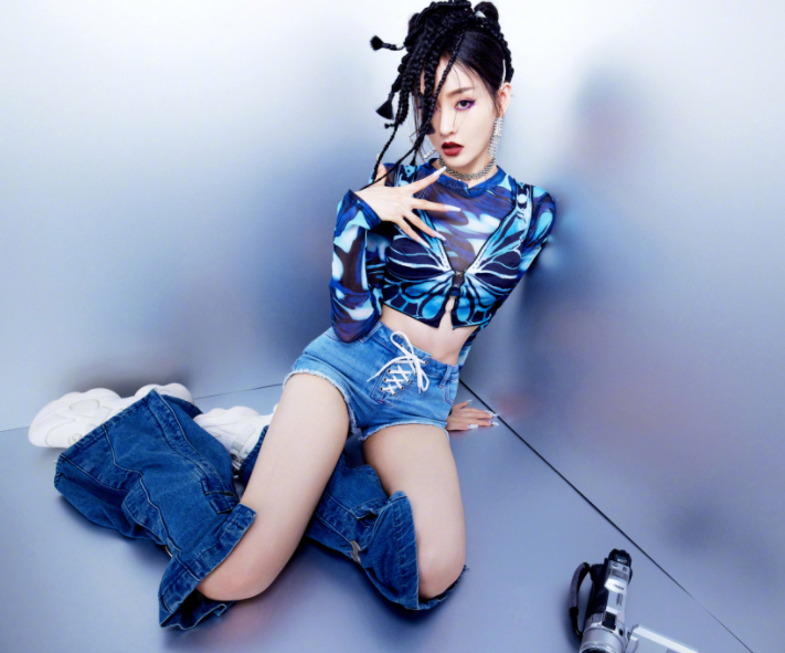 张天爱穿短裤秀大长腿，机械风配朝天辫十分酷飒，身材相当火辣