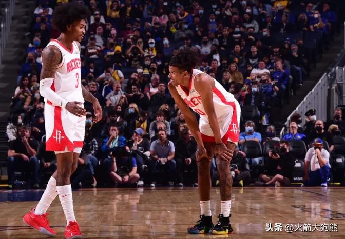 nba瘦高球员有哪些(火箭签约第18人！23岁瘦高控卫加盟休城，场均9 4 3，三分球很准)