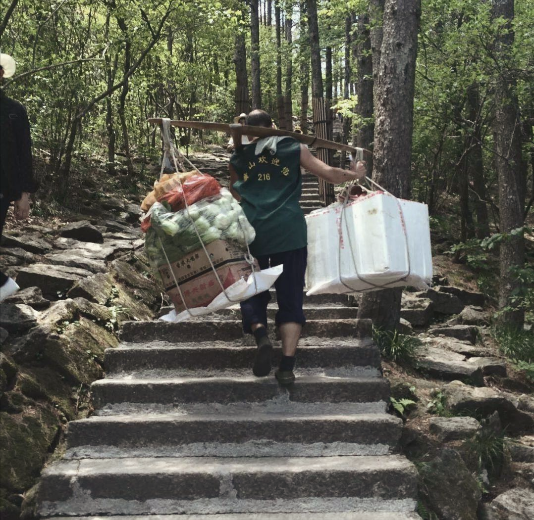 31岁不幸丧夫，做挑夫17年养育三个子女，龙凤胎同年考入重点大学