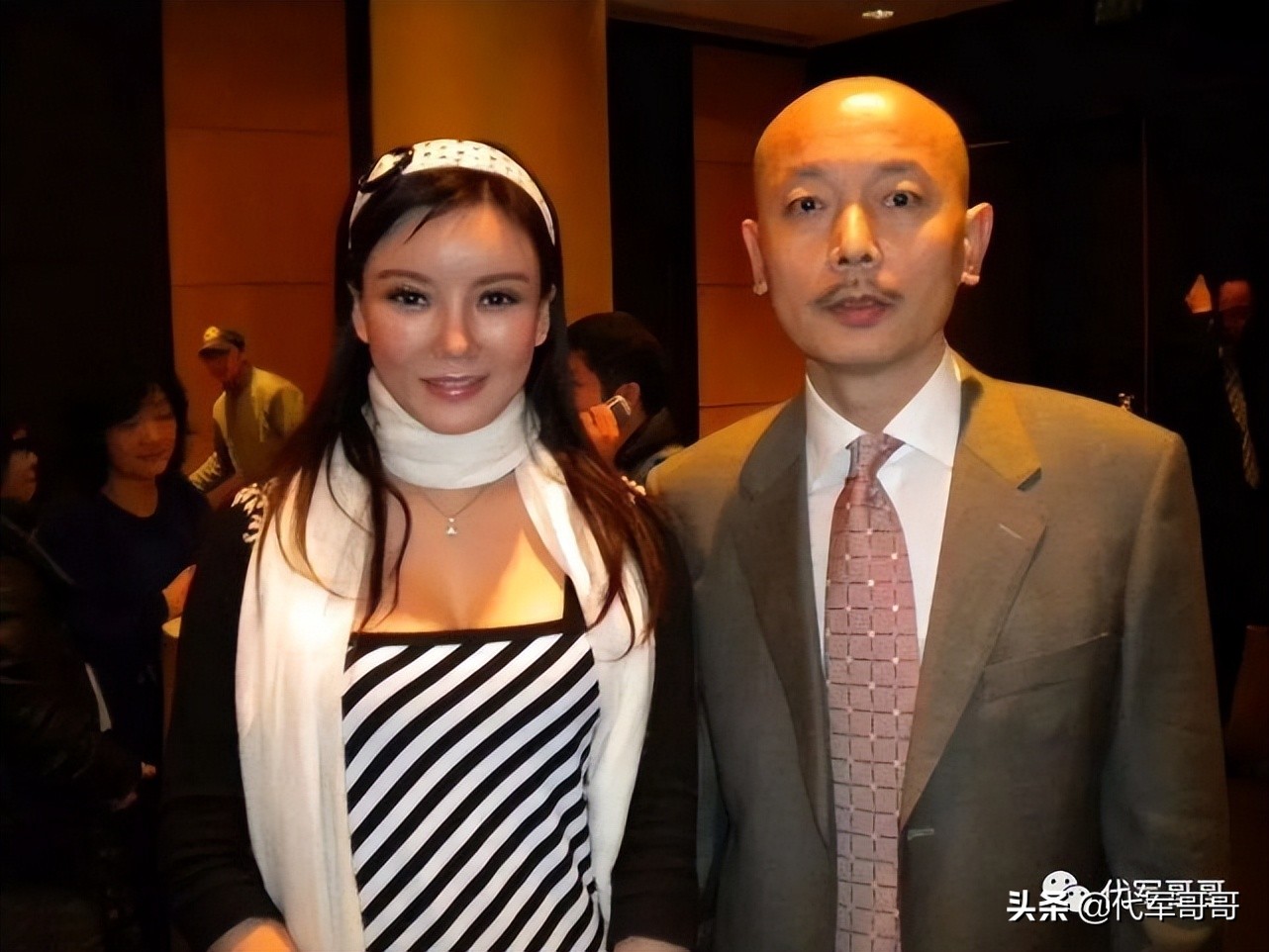 她家庭背景显赫，曾与足球大佬传过恋情，如今48岁还是孤身一人？