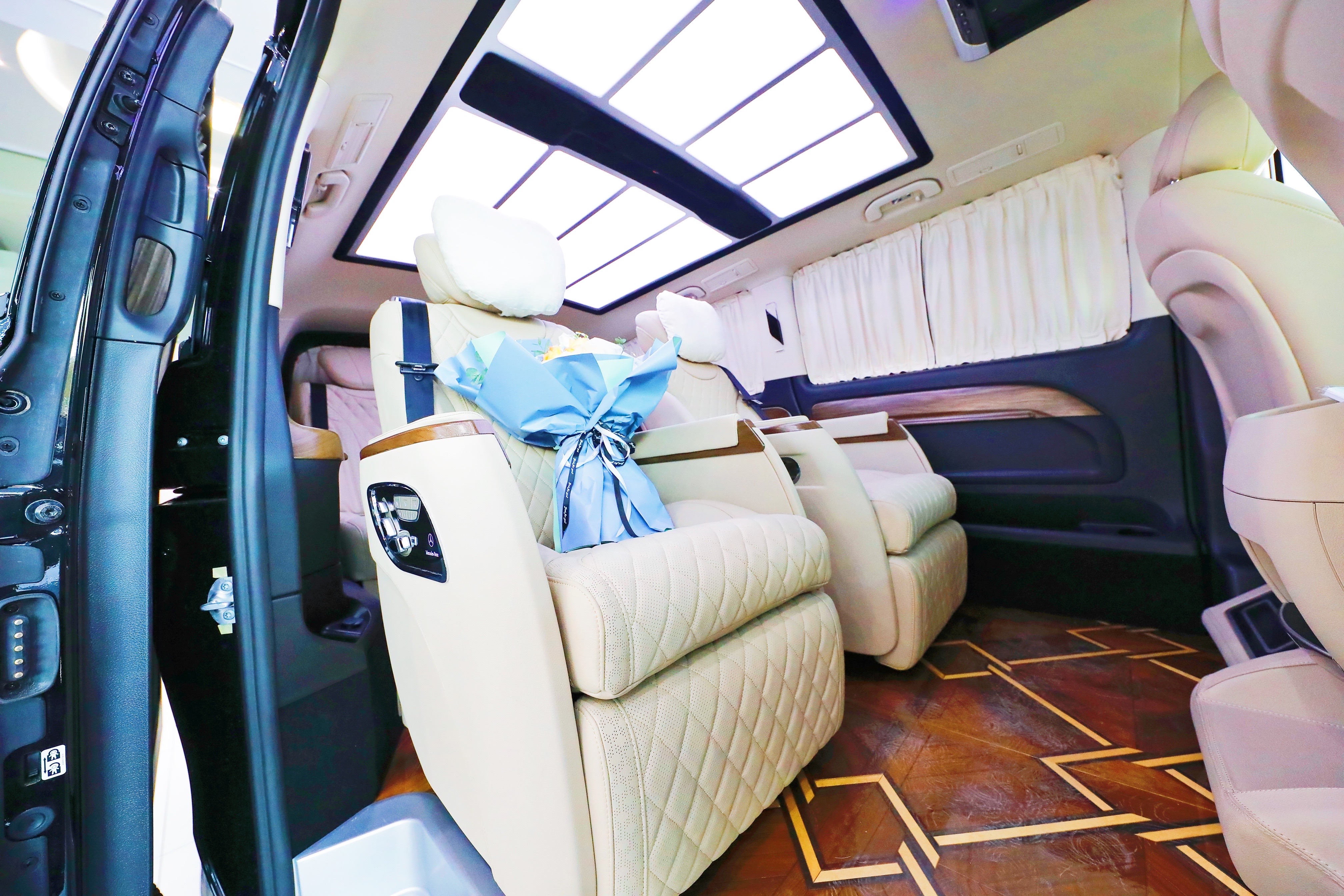 40多万的奔驰保姆车!迈巴赫风格内饰太奢华,配置竟不输埃尔法?