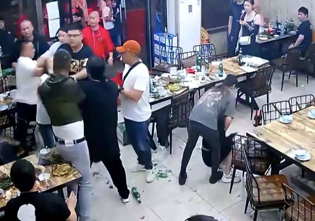 被打女孩已脱离生命危险，警方：正在追缉，严惩行凶者