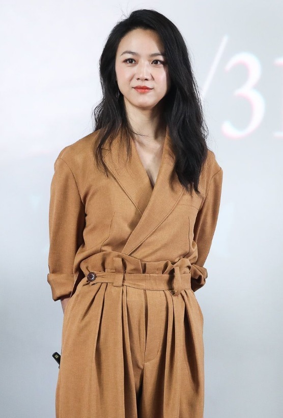 汤唯骨子里自带气质，侧脸风情万种，网友“绝对是个美人胚子”