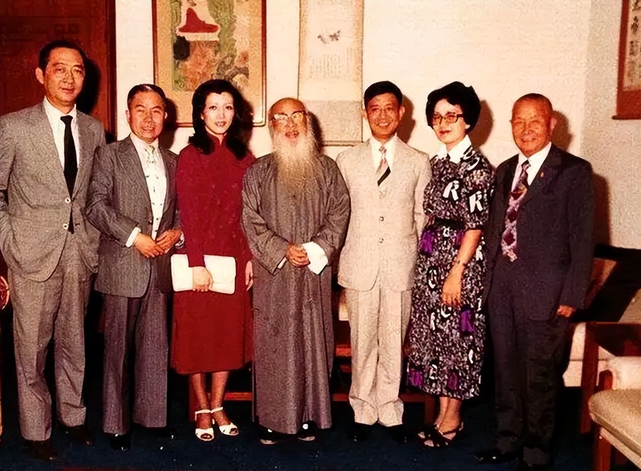 1977�� ������Ǯ��ɫ�����ķ�԰�� ��ʻ�Ƚ�ս���Ӵܶ԰�