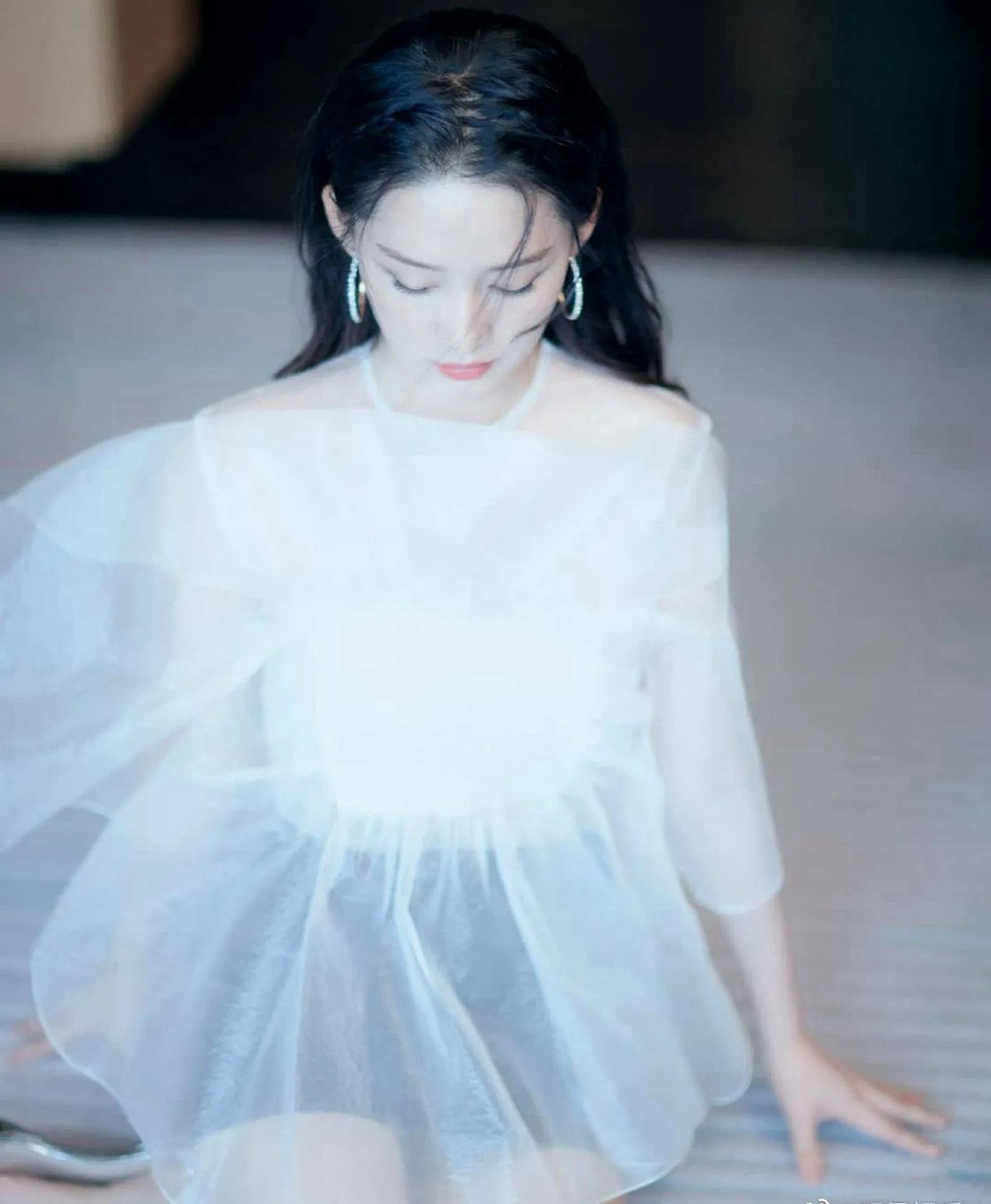 李沁白纱裙优雅恬静