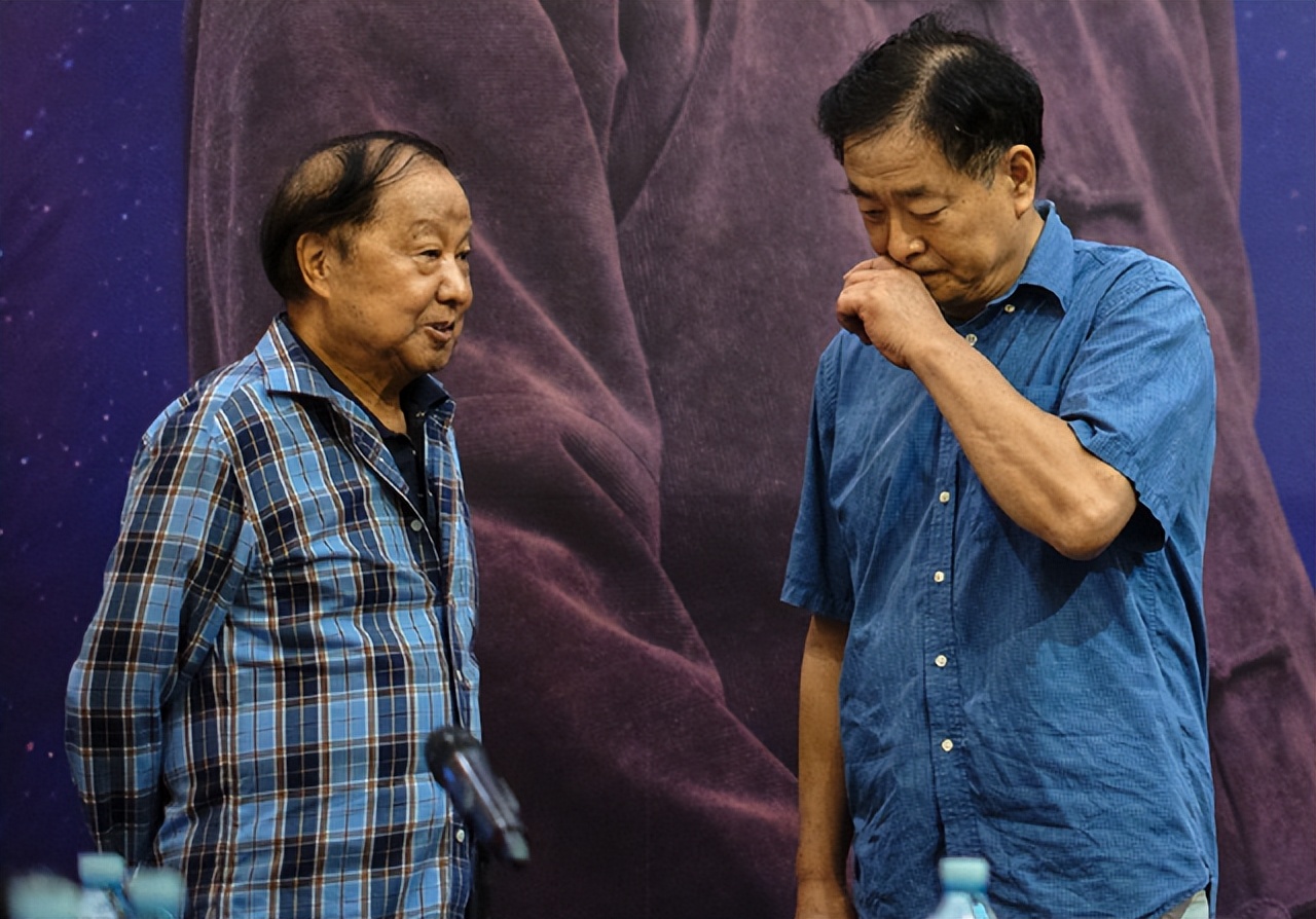 蓝天野追悼会现场太沉重！宋丹丹哭到双眼通红，众人起立悼念