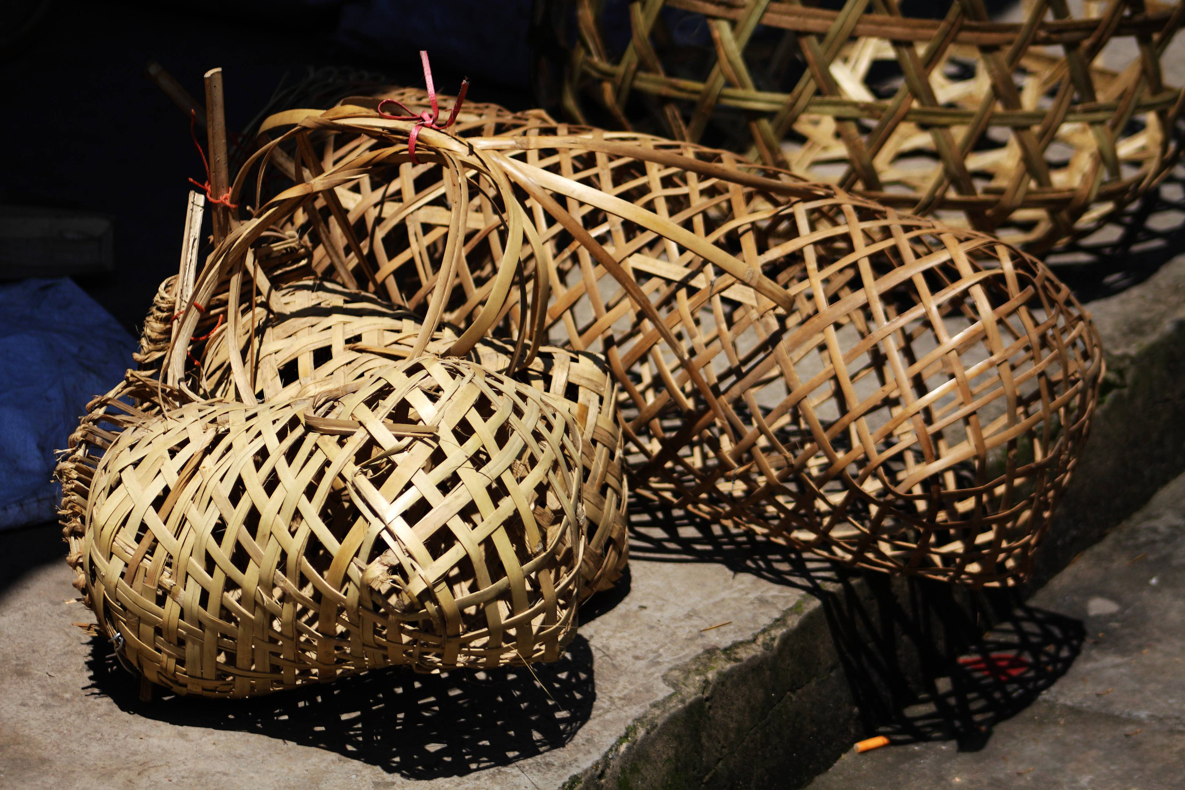 (竹编的鸡笼)(2)筑篱围绕.