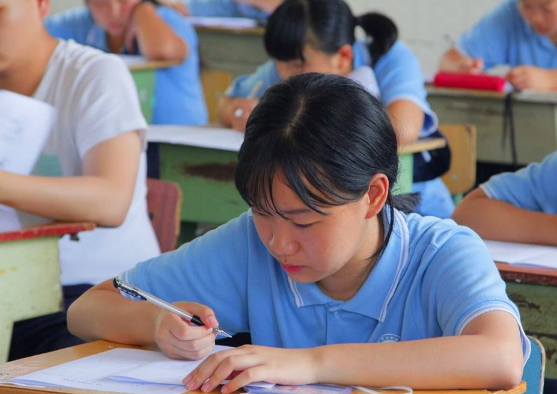 “倒数第一”的试卷火了，美术天赋着实令人羡慕，老师都不忍扣分