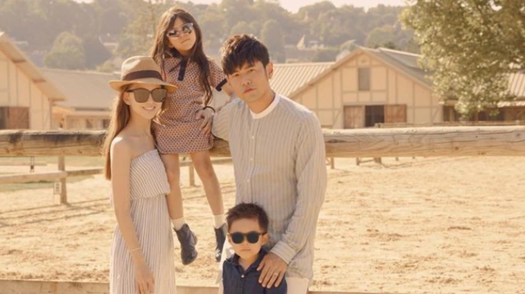 周杰伦晒昆凌孕照官宣第三胎喜讯，去年11月昆凌曾因孕期不适晕倒