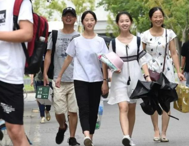 大学“晒被子”季节到来，学生骚操作让人啼笑皆非，当真人才辈出