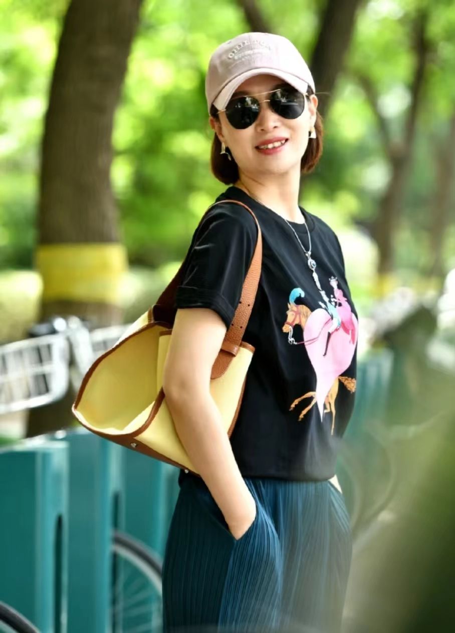 建议50岁女人:出门穿衣多露脚踝,多穿彩色,戴顶帽子时髦感翻倍