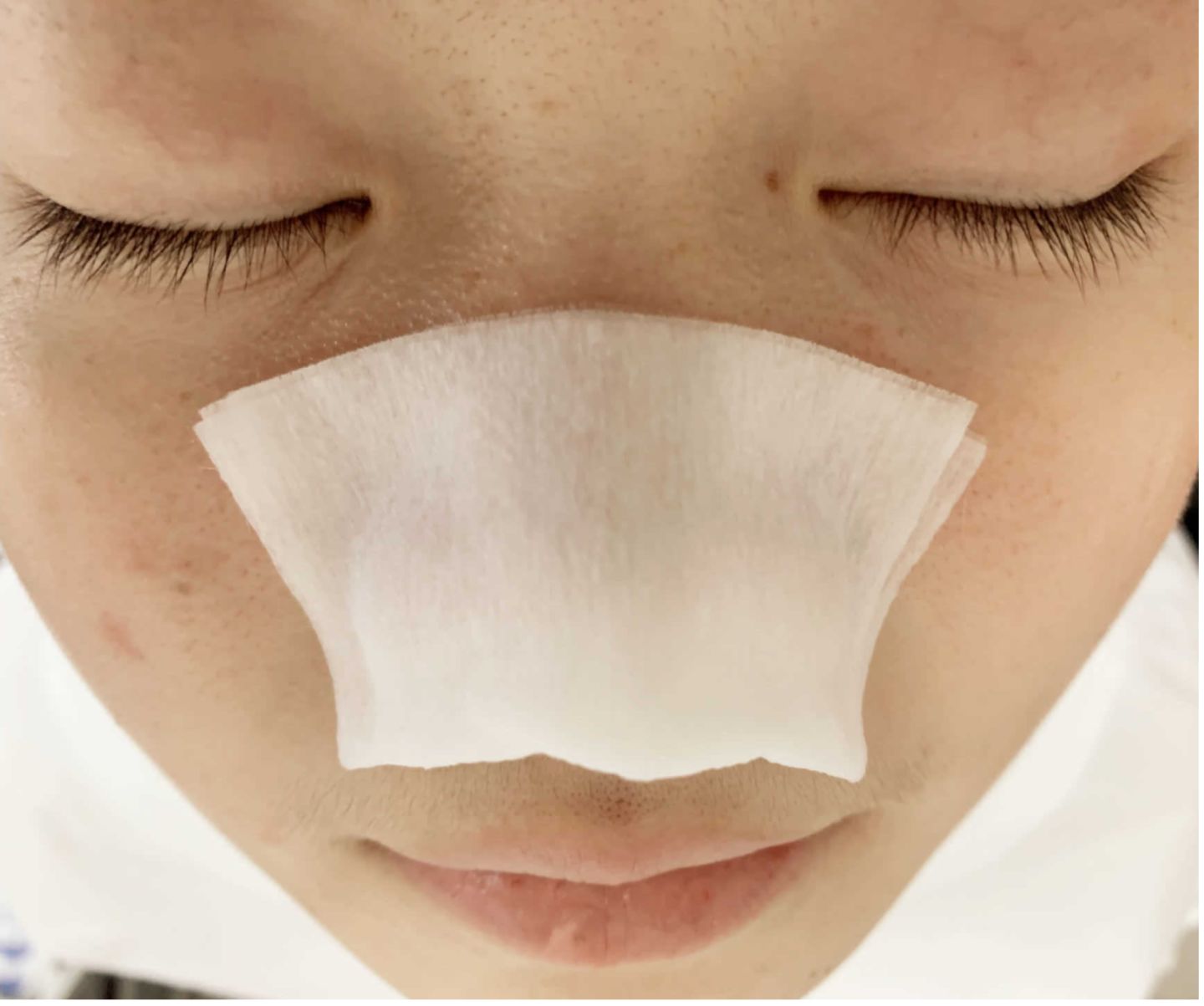 為什么上完粉底液以后，鼻子上有很多白點(diǎn)點(diǎn)？