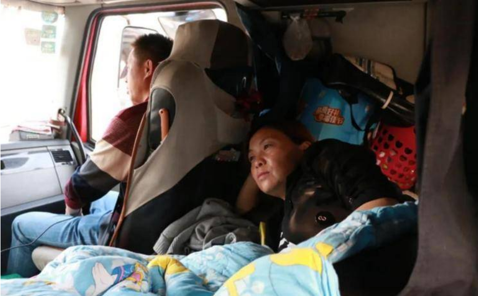 中国1000万卡车夫妇真实生活：24小时吃住都在车上，货比命更重要