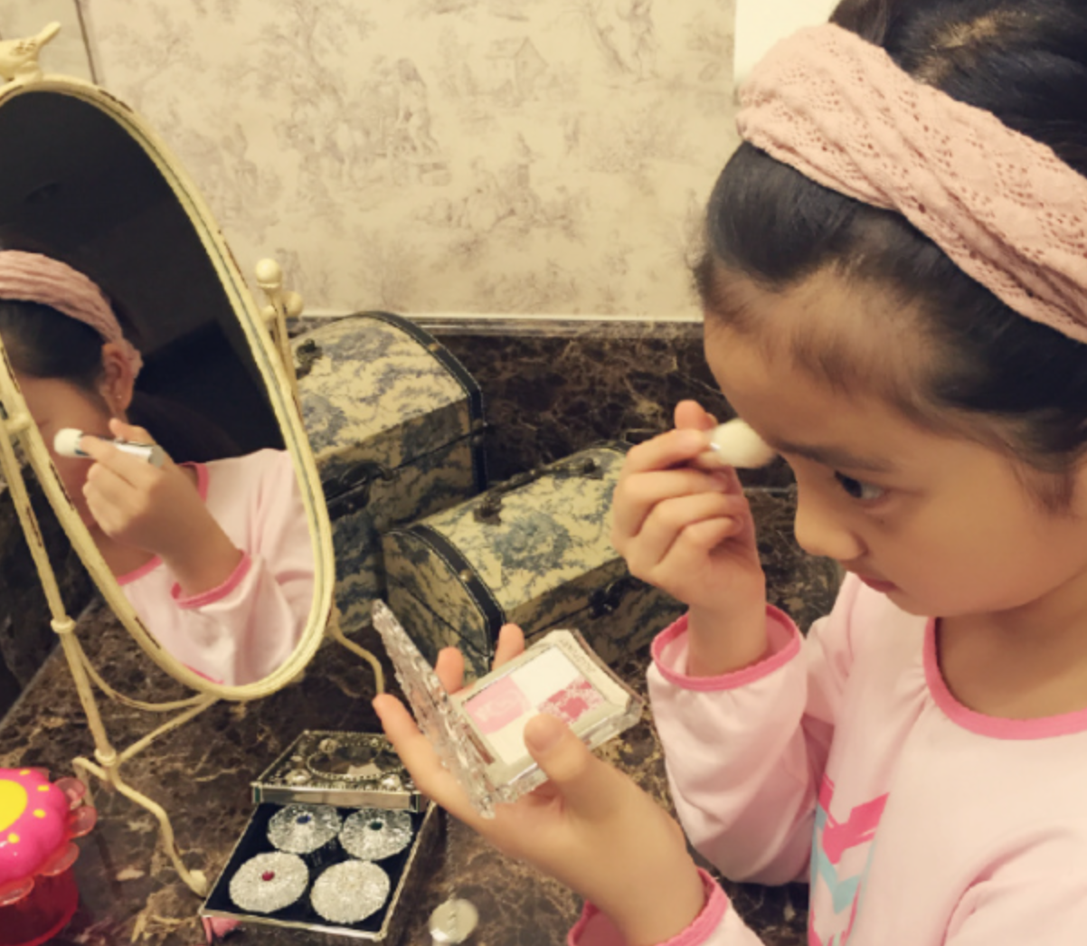 黄磊为女儿进圈铺路？黄多多配音拍戏演话剧，但总是少了点灵气？