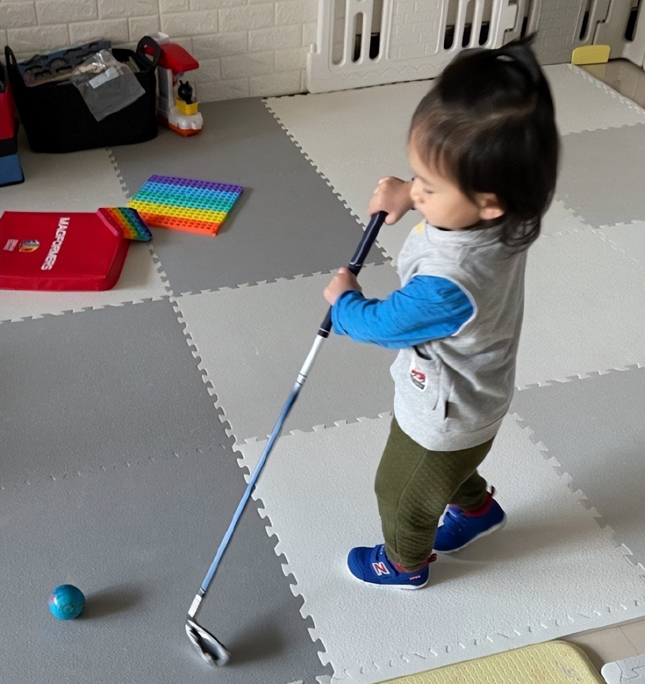 应采儿父亲晒小外孙宅家萌态，2岁hoho挥杆打高尔夫，姿势超可爱