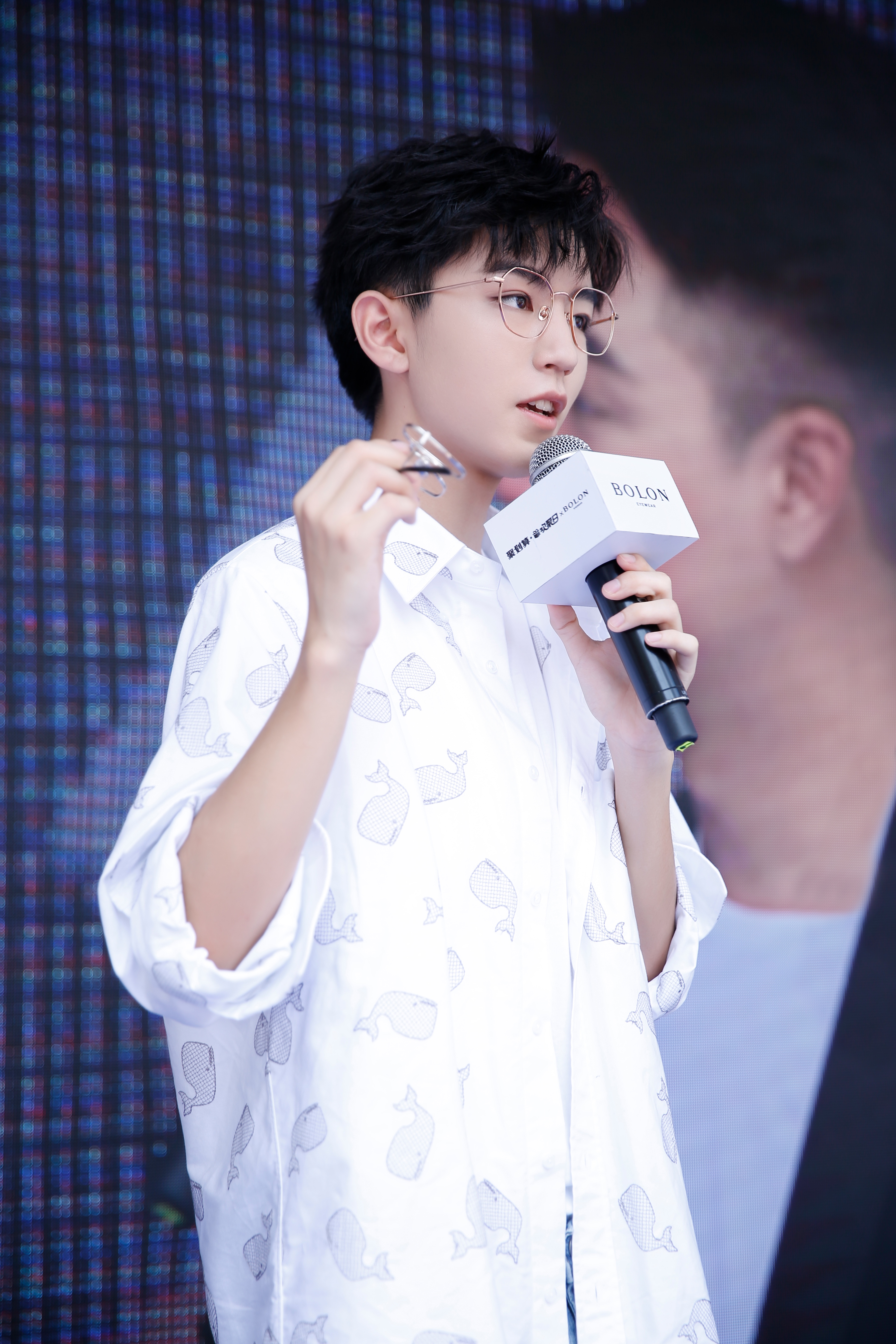 不拘于式的“上镜青年”王俊凯