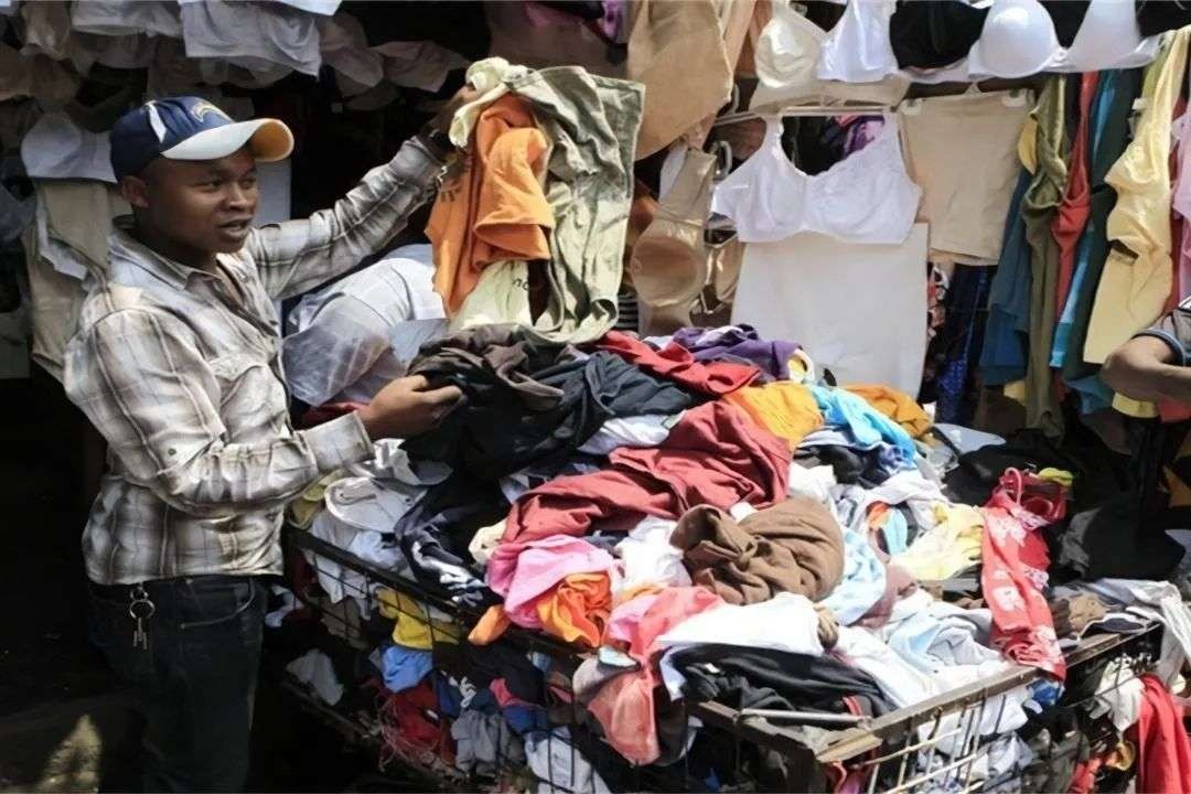 中国旧衣服被非洲人哄抢，一天卖掉20万！女式内衣最受当地人欢迎