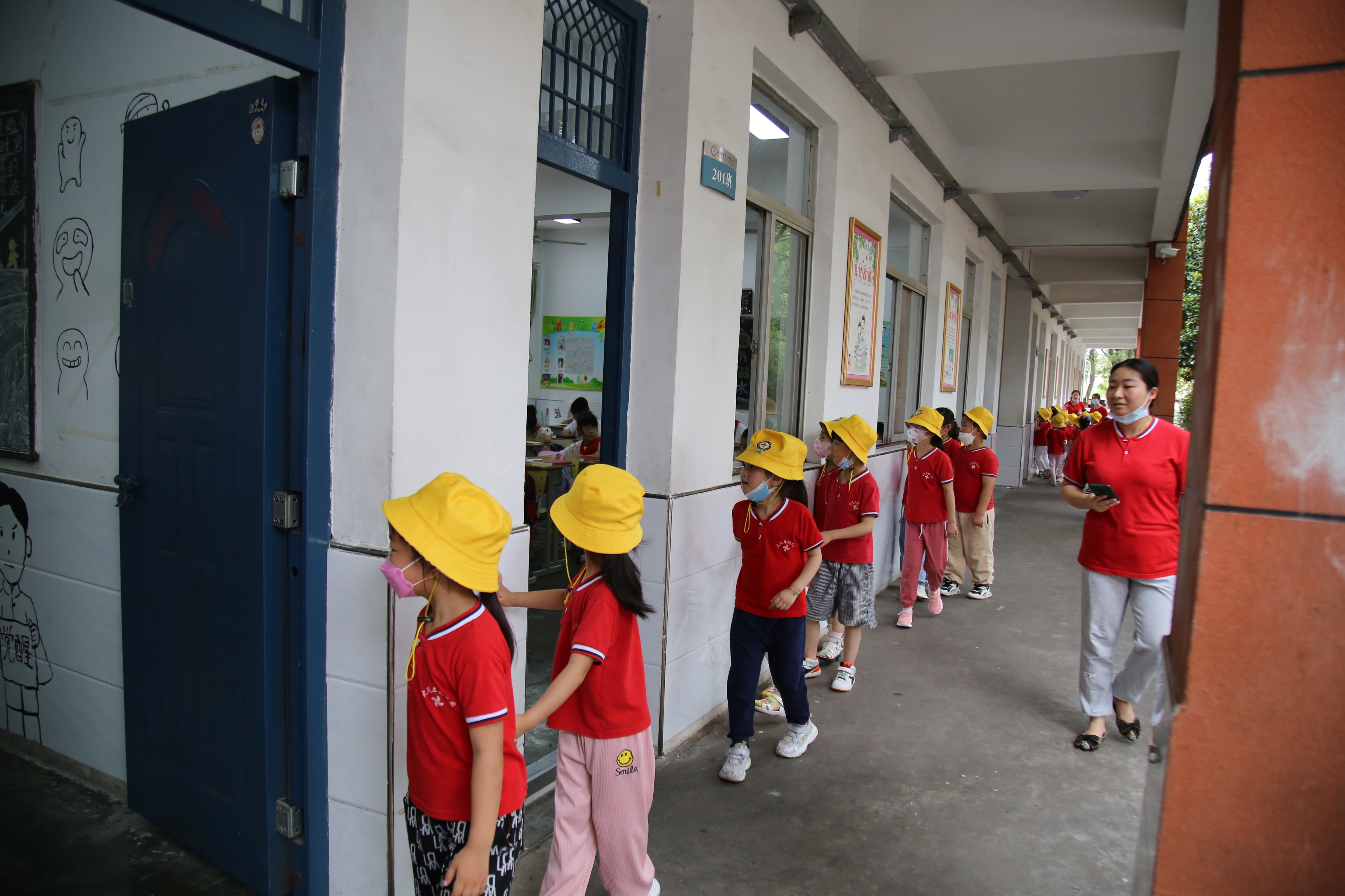 幼儿园孩子进东方红小学 体验小学生活