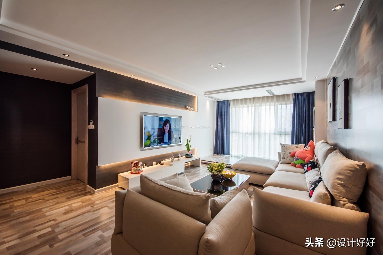 小时候全家围坐在客厅,看电视是一家人一天主要的娱乐时光,现在一家人