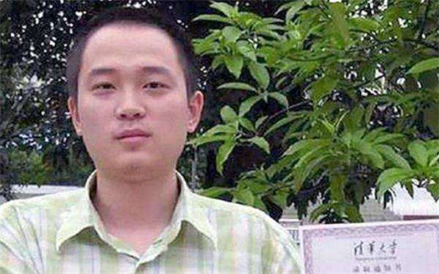 高考狂人张非，一次复旦一次北大，两次清华，现在基本上算是废了