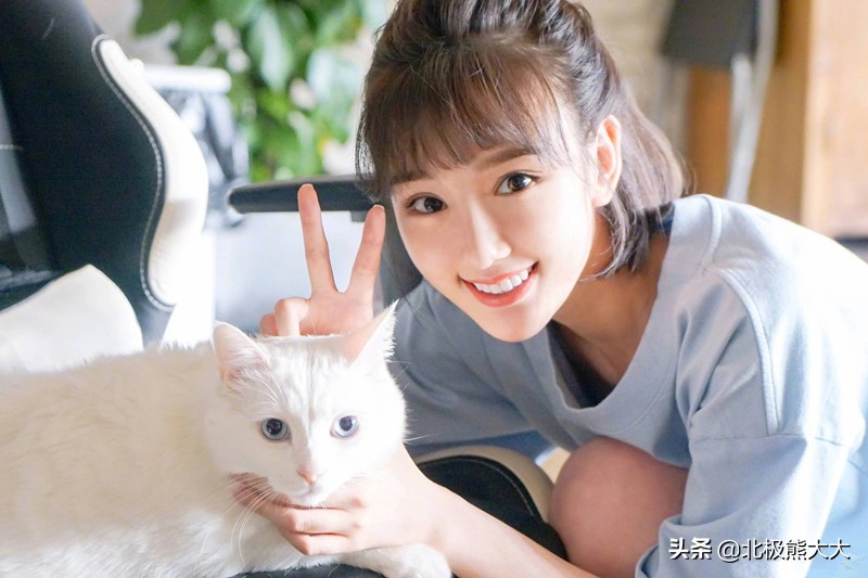 毛晓彤：曾被父亲抛弃扔进垃圾桶，成名后父亲向她要5000万赡养费