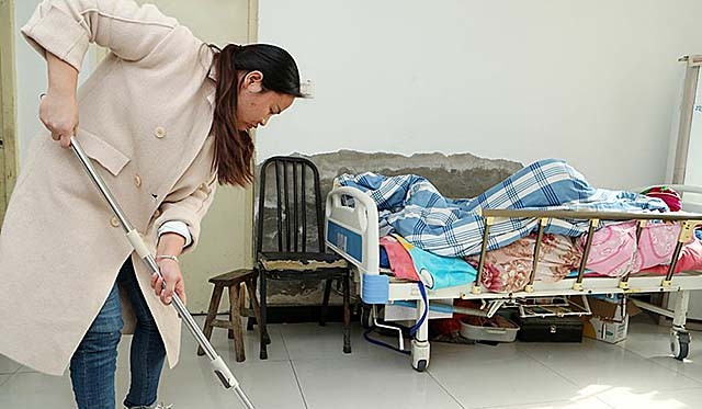 安徽光棍兄弟收养弃婴，给拖拉机装土赚奶粉钱，34年后女婴成教师