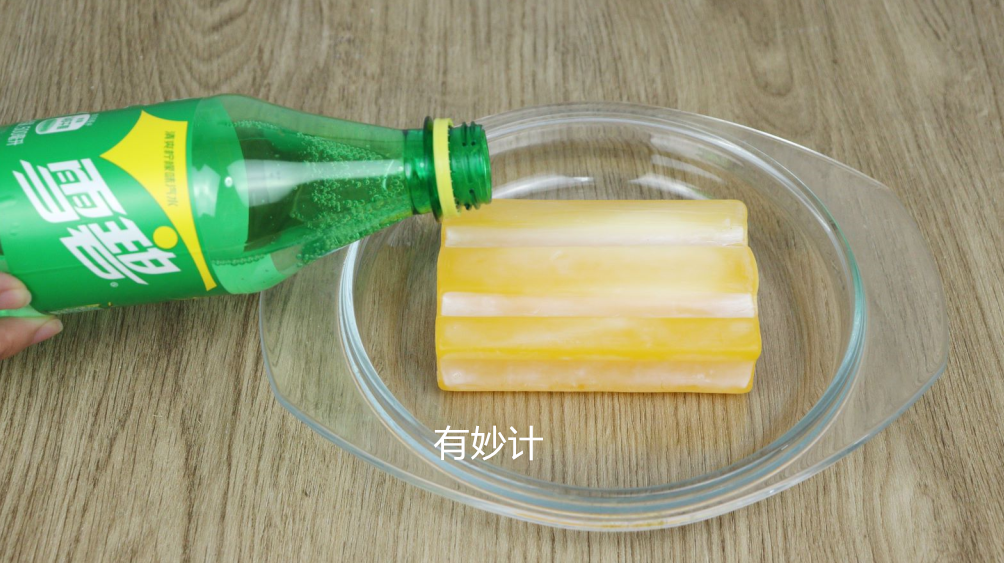 将雪碧倒入肥皂里，效果真厉害，很多人还不懂，解决了家庭大烦恼