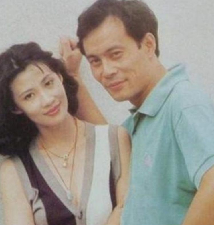 6位娱圈明星夫妻，从校服到婚纱，个个娶初恋，在一起最长40年
