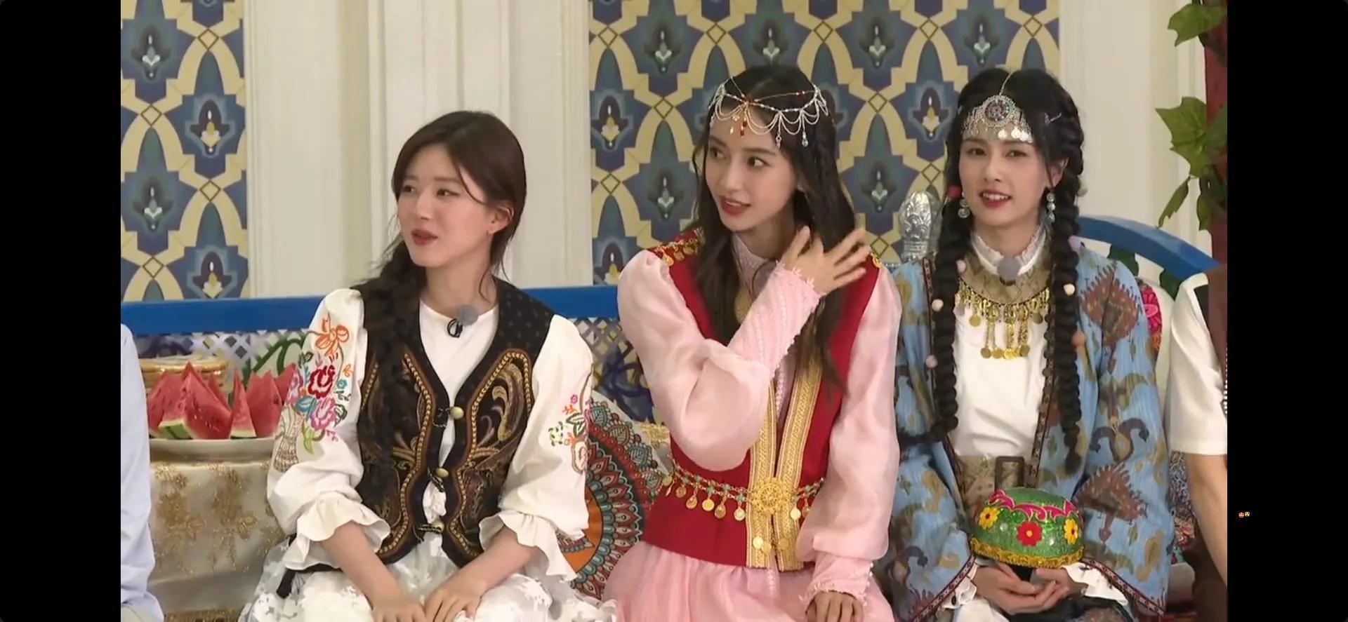 综艺《奔跑吧》直播截图中的baby小姐姐和新疆路透哦