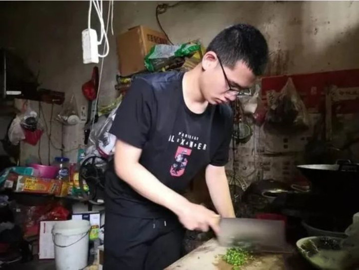 “屋顶男孩”全杰通：在寒风中蹭网学习，高考“666”逆天改命