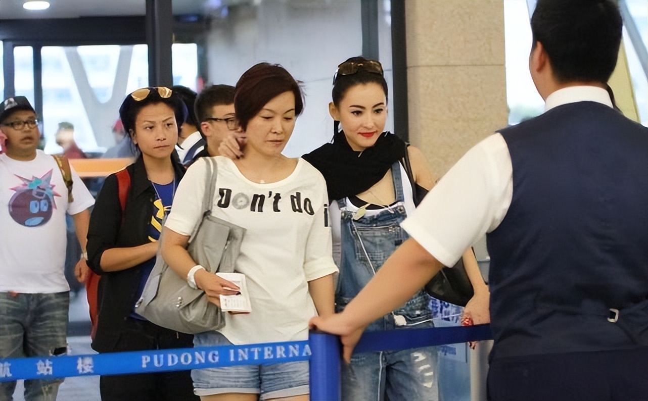 张柏芝的日常穿搭很独特，甜酷的感觉不像中年人，时髦还炫酷